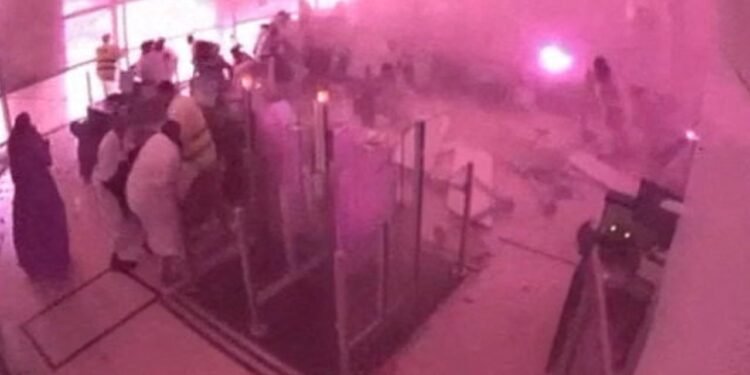 Riyad Havalimanı’nda Can Pazarı! Umreciler Uçuşa Hazırlanırken Havalimanına Füze Yağdı